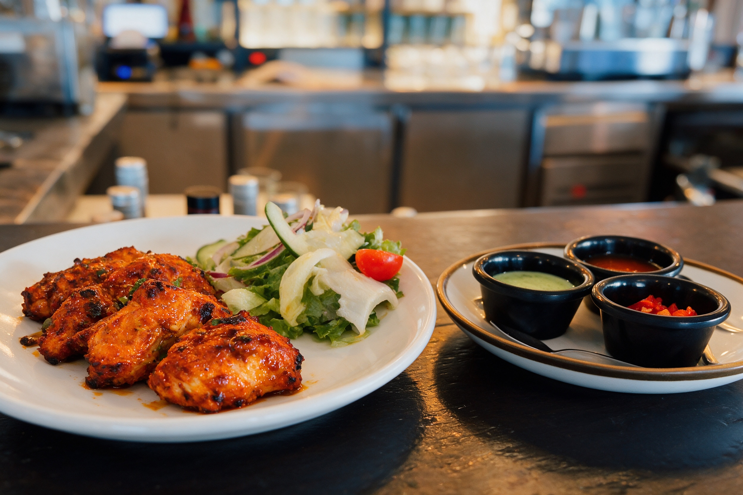 Tandoori: pollo marinado y asado al horno tandoor con color naranja intenso